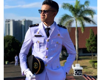 Herren Anzug Outfit, eleganter weißer Uniform Stil, moderner Gentleman Look, Hochzeitsfeier tragen, stilvolle Lifestyle Mode
