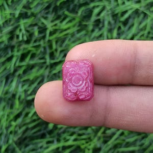 Tallado floral de rubí natural a mano: Rectángulo de rubí auténtico tallado de 13,25 quilates para la fabricación de joyas.