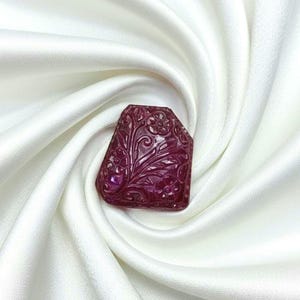 Rubis Longido naturel sculpté de 40,90 ct - Pierre précieuse sculptée à la main, motif floral, rubis africain naturel sculpté en cabochon floral, qualité héritage.