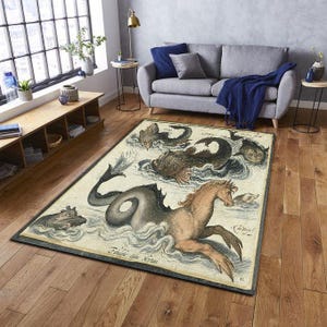 Op de afbeelding: Rechthoekig vloerkleed met een vintage illustratie van mythische zeewezens in bruin, grijs en beige. Het ontwerp bevat een zeepaardje, vissen en ander zeeleven, tegen een waterachtergrond. Het vloerkleed heeft een donkergrijze rand.