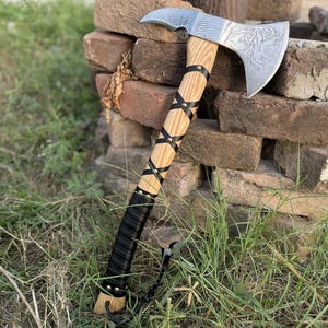 Handsmidd Tomahawk-yxa i kolstål, skäggig campingyxa med askhandtag och läderslida