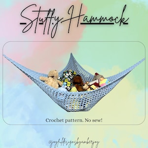 Può includere: Un'amaca all'uncinetto azzurra piena di peluche. L'amaca è sospesa su uno sfondo colorato. Il testo sull'immagine recita "Stuffy Hammock" e "Crochet pattern. No sew!"