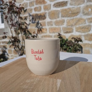 Puede incluir: Tabla de cortar de madera hecha a mano con acabado natural. Con ranura para jugos y asa. Dimensiones: aprox. 45 cm de largo, 30 cm de ancho y 2,5 cm de grosor.