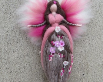 fleurs de cerisier, ange, fée, poupée de laine feutrée inspirée de Waldorf
