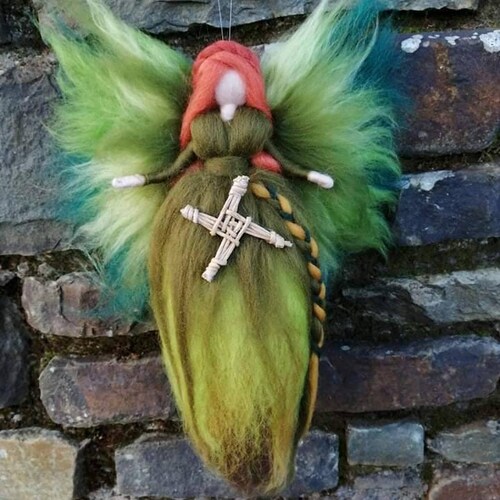 Hada de Santa Brígida, muñeca de lana inspirada en Waldorf
