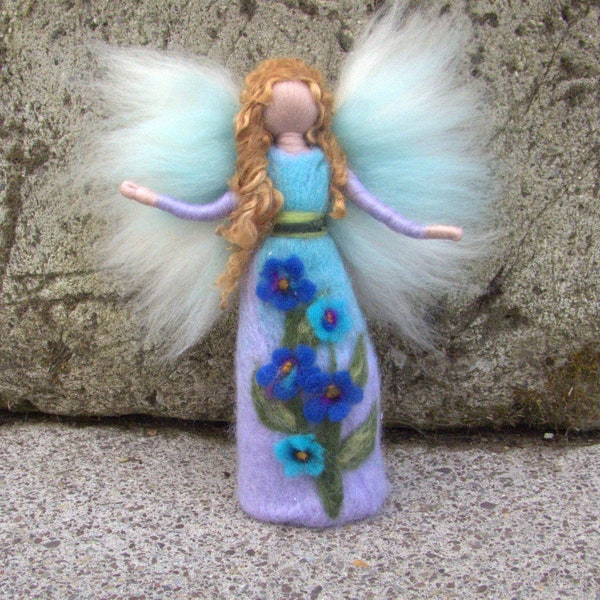 Forgetmenot Fairy, poupée feutrée à l’aiguille de laine inspirée de Waldorf