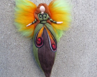 Hada mariposa, Hada irlandesa, muñeca de fieltro con aguja de lana inspirada en Waldorf