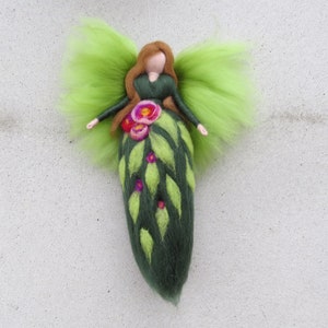 Hada de las flores del bosque, muñeca de fieltro con aguja de lana inspirada en Waldorf