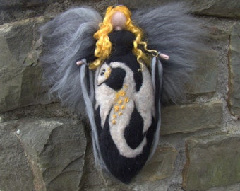 Fée dragon - ange gardien/fée en feutre - feutré à l'aiguille et inspiration Waldorf, fée de la laine