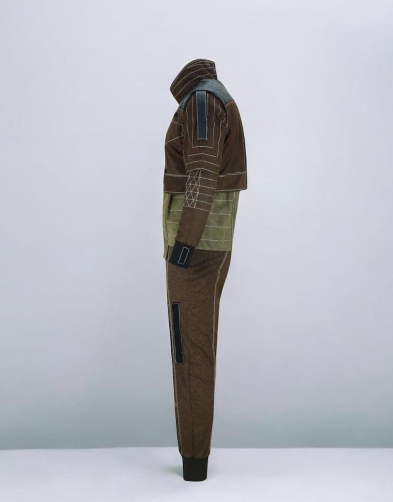 Puede incluir: Mono marr&oacute;n y verde oliva con cuello alto y mangas largas. La chaqueta tiene detalles en negro y costuras blancas. Los pantalones tienen un detalle negro en el lateral y un pu&ntilde;o negro en el tobillo. El mono est&aacute; hecho de un material suave.