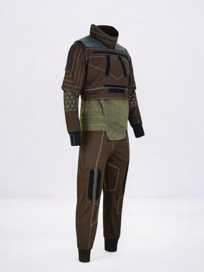 Puede incluir: Mono marr&oacute;n con cuello alto, detalles negros y costuras geom&eacute;tricas. El conjunto presenta una chaqueta corta, un panel verde en la cintura y pantalones a juego con pu&ntilde;os negros. El dise&ntilde;o es futurista y utilitario.