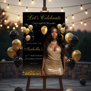 Può includere: Un cartello di compleanno nero e oro su un cavalletto, con la scritta "Let's Celebrate" e "Benvenuti al 30° compleanno di Isabella!" Palloncini dorati e neri incorniciano il cartello, e una donna in abito dorato è presente.