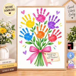 Op de afbeelding: Een digitale kunstdruk met een boeket van kleurrijke handafdrukken in geel, roze, paars, oranje, blauw en rood, samengebonden met een roze lint. Een beige label aan het lint bevat de tekst: Handprints make the best flowers!