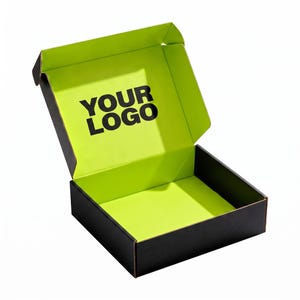 Puede incluir: Una caja de envío de cartón abierta con un exterior negro mate y un interior de color verde lima vibrante. El interior de la tapa presenta el texto negro en negrita YOUR LOGO impreso en una fuente sans-serif sobre el fondo verde brillante.