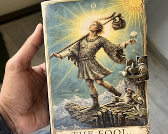 The Fool Tarot Journal | Personlig läderanteckningsbok med lås, handgjord grimoire-resedagbok — Häxkonstgåva till henne