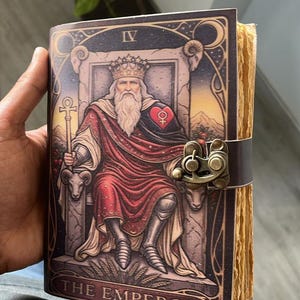 Kejsarens Tarotdagbok | Personlig läderanteckningsbok med lås, handgjord grimoire-skrivbok — Häxkonstgåva till honom bild 3