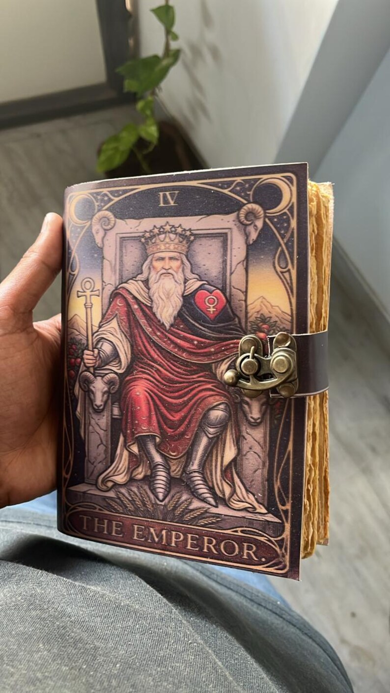 Kejsarens Tarotdagbok | Personlig läderanteckningsbok med lås, handgjord grimoire-skrivbok — Häxkonstgåva till honom bild 3