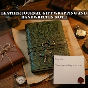 Puede incluir: Un diario de cuero verde con un dise&ntilde;o floral en relieve, asegurado con un cierre de llave. La imagen incluye un regalo envuelto, un reloj de bolsillo y una nota manuscrita que dice "Querido Josh, espero que est&eacute;s bien, y..."