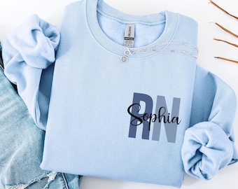 Sudadera de enfermera titulada personalizada con nombre, sudadera con capucha de bolsillo personalizada, ropa de agradecimiento para enfermeras, bonito regalo para enfermeras, atuendo para la vida de enfermera