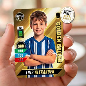 Puede incluir: Tarjeta coleccionable de fútbol con un niño con una camiseta a rayas azules y blancas. La tarjeta dice "GOLDEN BALLER" y "LUIS ALEXANDER". Incluye una pegatina "CUSTOM CARD + XXL POSTER".