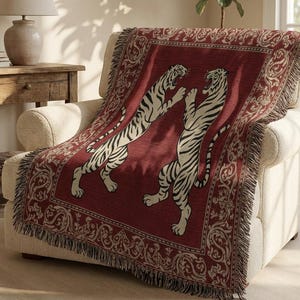 Gewebte Tigerdecke, Wandteppich mit orientalischen Tiermotiven, burgunderrotes Blumendekor