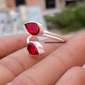 Anillo ajustable de pera con granate, pieza llamativa de plata de ley, joyería minimalista hecha a mano.