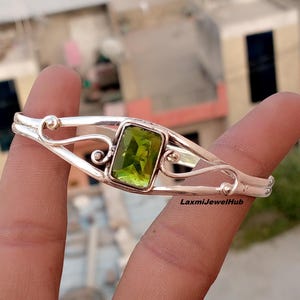 Handgefertigter Statement Armreif, natürlicher Peridot Edelstein Armband, verstellbarer Armreif Schmuck, 925er Silber Armreif, Designer Schmuck,