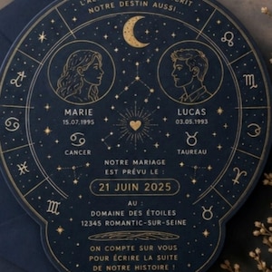 Peut inclure: Une invitation de mariage bleu marine avec des détails dorés. Le design circulaire présente des illustrations d'un homme et d'une femme, des signes du zodiaque et le texte "Notre Mariage est Prévu le: 21 Juin 2025". L'invitation comprend l'adresse du lieu.