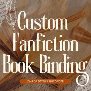 Può includere: Una pubblicità per la rilegatura di libri di fanfiction personalizzati. L'immagine presenta libri aperti con pagine invecchiate, un'illustrazione di piume e il testo "Custom Fanfiction Book Binding". È presente anche il testo "DM FOR DETAILS AND ORDER".