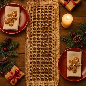 Peut inclure: Une table de Noël festive avec un chemin de table en crochet, des assiettes rouges, des biscuits en pain d'épices, des cadeaux emballés, des bougies et des branches de pin. Le chemin de table est marron clair.