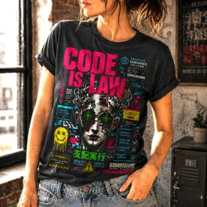 Camiseta de estilo técnico con gráficos distorsionados para programadores y desarrolladores, al estilo Web3.