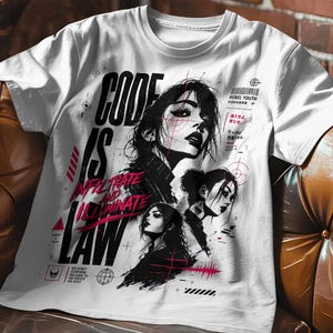Camiseta Hacker Feminina Estilo Techwear com Estampa Gráfica "Code Is Law"