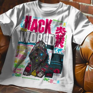 Könnte beinhalten: Ein weißes Kurzarm-T-Shirt mit einem Grafikdruck, der den Text HACK THE WORLD in großen rosa und schwarzen Buchstaben zeigt. Das Design enthält eine Kapuzenfigur mit Maske, verschiedene digitale Schnittstellenelemente und japanischen Text.
