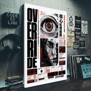 Op de afbeelding: Een verticale rechthoekige poster met het woord OVERRIDE in grote zwarte letters, een gedetailleerd menselijk oog, een portret en diverse technische datadiagrammen in zwart, wit en rood. Het ontwerp bevat Japanse tekst en symbolen.