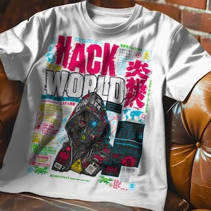 Könnte beinhalten: Weißes T-Shirt mit einem Grafikdesign mit den Worten "HACK WORLD" in Pink und Schwarz. Das Design umfasst eine Kapuzenfigur, japanischen Text und verschiedene technologiebezogene Symbole und Warnungen. Das T-Shirt hat einen Rundhalsausschnitt.