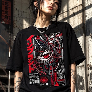以下が含まれることがあります： 黒の半袖Tシャツ。赤と白の日本語テキスト、大きな赤い目、花のアクセント、技術的な図面が描かれたグラフィックプリントが特徴です。デザインには赤い警告三角形と、サイバーパンクをテーマにした様々なイラストが含まれています。