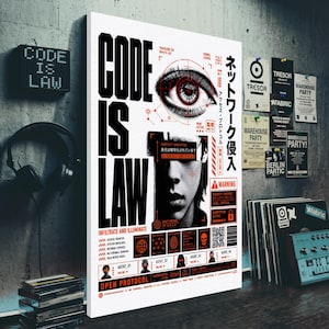 Könnte beinhalten: Ein vertikales rechteckiges Poster mit dem fetten schwarzen Text CODE IS LAW. Das Design enthält ein detailliertes menschliches Auge, ein Teilgesicht, rote Zielgrafiken, japanische Schriftzeichen sowie verschiedene Warnhinweise.