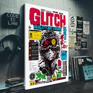 Könnte beinhalten: Ein vertikaler, rechteckiger Wandkunstdruck mit einer Grafik im Glitch-Stil. Das Design enthält den fetten roten Schriftzug GLITCH, den Satz REALITY NOT FOUND und eine zentrale Figur, die ein digitales Visier mit einem gelben Smiley trägt.