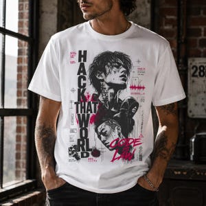 Könnte beinhalten: Ein weißes Kurzarm-T-Shirt mit einem schwarzen und magentafarbenen Grafikdruck. Das Design zeigt zwei Porträts, einen Totenkopf sowie den Text "HACK THAT WORLD" und "CODE IS LAW" neben verschiedenen technischen Symbolen und japanischen Schriftzeichen.