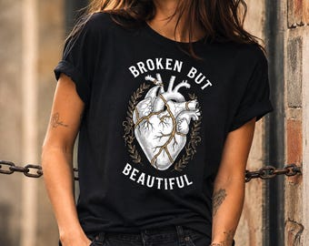 解剖学的な心臓をモチーフにしたTシャツ。ヴィンテージ感のある植物柄で、本格的なダークアカデミアスタイルを演出します。
