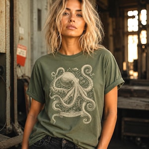 Vintage Oktopus Illustration auf einem bequemen Shirt für Fans von maritimer Line Art.