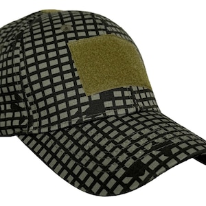 Peut inclure: Casquette de baseball avec un motif de camouflage dans les tons de vert et de noir. La casquette comporte un patch carré de couleur vert clair à l'avant. La casquette a une visière incurvée et une couronne structurée.