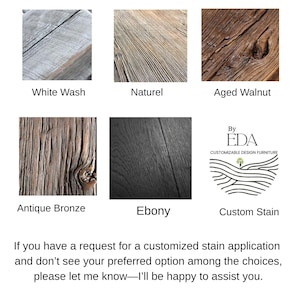 K&ouml;nnte beinhalten: Eine Auswahl an Holzbeizenmustern, darunter White Wash, Naturel, Aged Walnut, Antique Bronze und Ebony. Das Bild zeigt auch ein Logo f&uuml;r anpassbare Designm&ouml;bel und Text, der kundenspezifische Beizenoptionen anbietet.