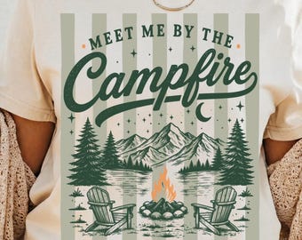 Spotkajmy się przy ognisku SVG PNG, projekt koszulki retro Camping Life, przytulne ognisko, sezon życia w obozie, weekend kempingowy, życie na świeżym powietrzu PNG
