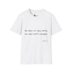 Könnte beinhalten: Weißes T-Shirt mit dem Text "Der Herr ist mein Hirte, mir wird nichts mangeln." und "Psalm 23:1" in Schwarz. Das Shirt hat einen Rundhalsausschnitt und kurze Ärmel. Das Markenlogo befindet sich oben.