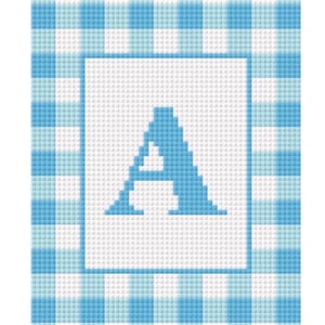 Op de afbeelding: Een kruissteekontwerp met een lichtblauwe letter "A" op een witte achtergrond, omlijst door een witte rand. De buitenste rand heeft een blauw-wit ruitpatroon. Het ontwerp staat op een witte achtergrond.
