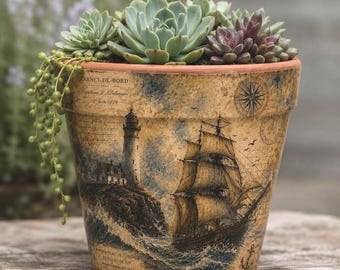 Maceta con forma de faro / Maceta de barro vintage con decoupage náutico / Decoración de casa de campo costera / Maceta para suculentas hecha a mano / Regalo inspirado en el océano