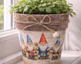 Maceta de jardín con diseño de gnomo y decoupage, maceta de terracota de 10 cm / Decoración rústica hecha a mano para amantes de los gnomos, regalo de jardín para ella.