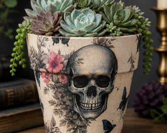 Maceta con calavera floral y mariposa, maceta de barro con decoupage gótico, decoración rústica botánica oscura, maceta con calavera, maceta gótica vintage.