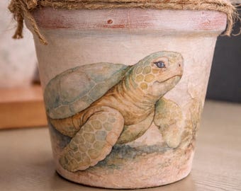 Maceta con diseño de tortuga marina (acabado vintage suave) / Maceta de terracota de 10 cm / Decoración costera / Colores mate suaves / Regalo para amantes de los animales marinos